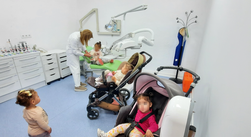 Madres e hijos usuarios de  la Asociación El Fanal visitan el gabinete dental de la Cañada Real