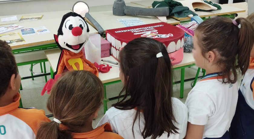 La FCOEM imparte talleres de salud bucodental entre los escolares de primaria